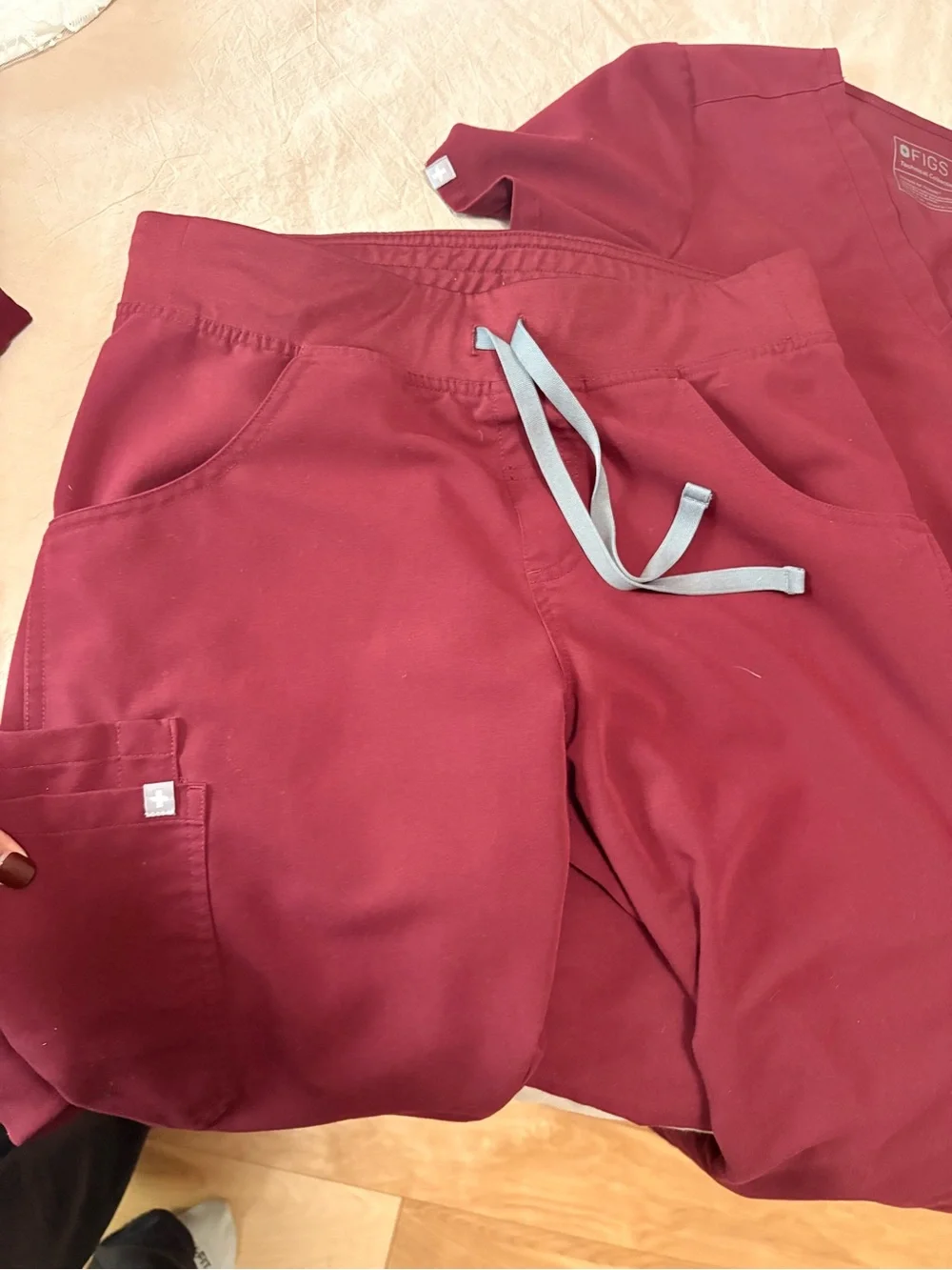 FIGS Women V-Neck Scrub Top and Pants in Burgundy